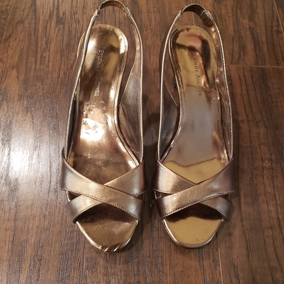 *5/$25* Etienne Aigner Gold Heels Sandals Size 6 - Picture 3 of 6